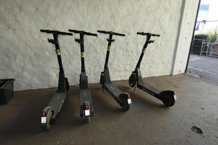 4x OKAI ES400A Profi E-Scooter